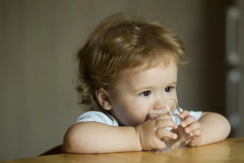 ¿Cuáles son las causas del autismo en la infancia?