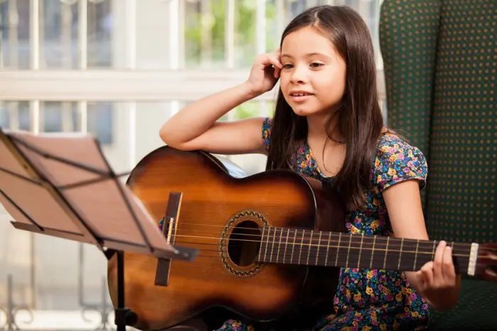 Cómo ayuda la música a los niños a aprender idiomas