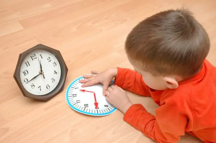 Enseñar al niño a leer las horas