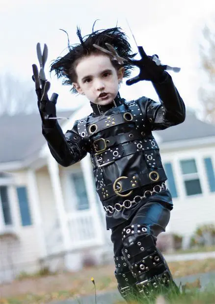 Disfraz casero de Eduardo Manostijeras niño para Halloween