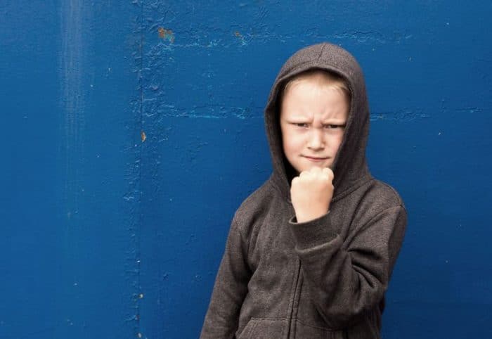 Niño agresivo