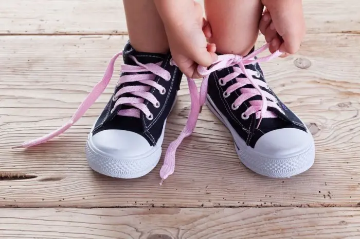 Cómo enseñar a los niños a atarse los cordones