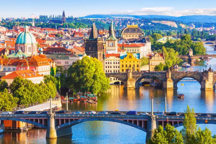 Ciudad Vieja y el Puente de Carlos sobre el río Moldava en Praga, República Checa