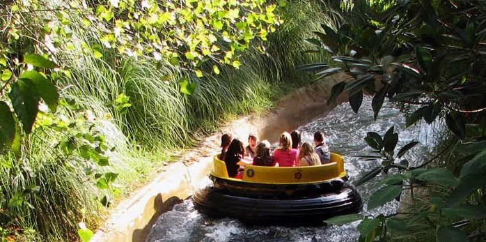Los Rápidos del Orinoco (zona El Dorado) en parque de atracciones Isla Mágica, en Sevilla