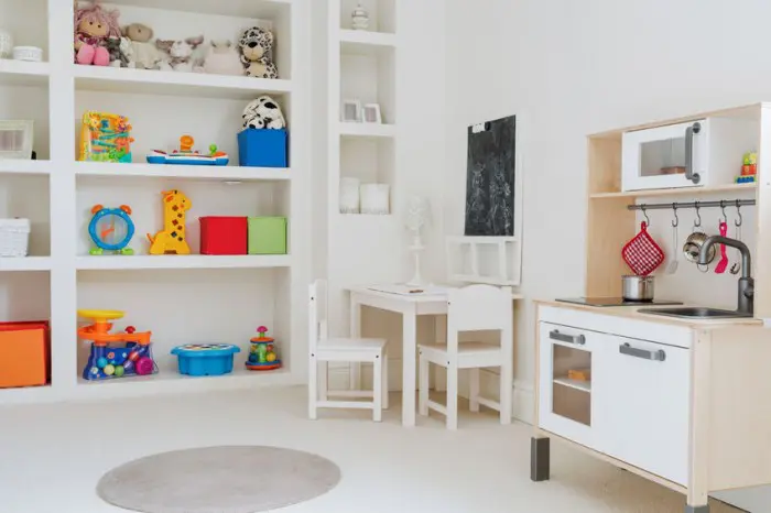 Decorar con los juguetes la habitación infantil