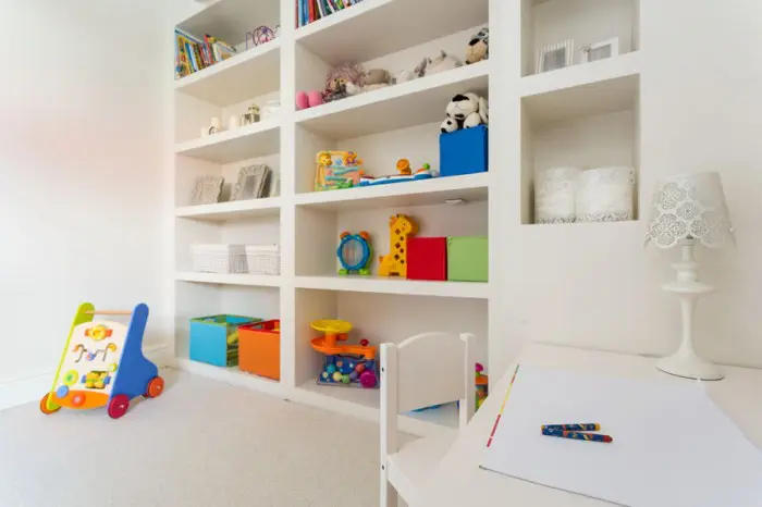 Estanterías en habitación infantil