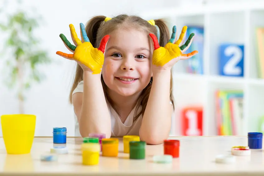 Niños pintando beneficios