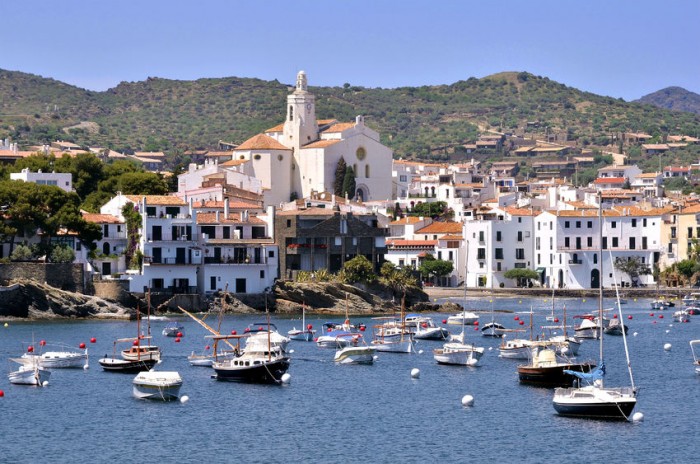 Puerto y pueblo de Cadaqués, Costa Brava, Catalunya