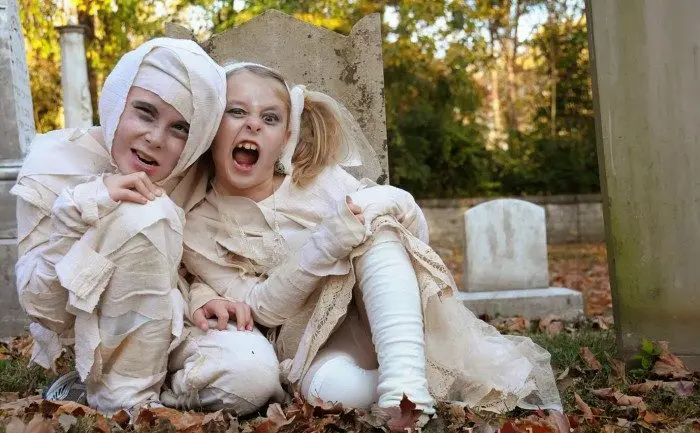 Disfraz casero de momia egipcia niño y niña para Halloween