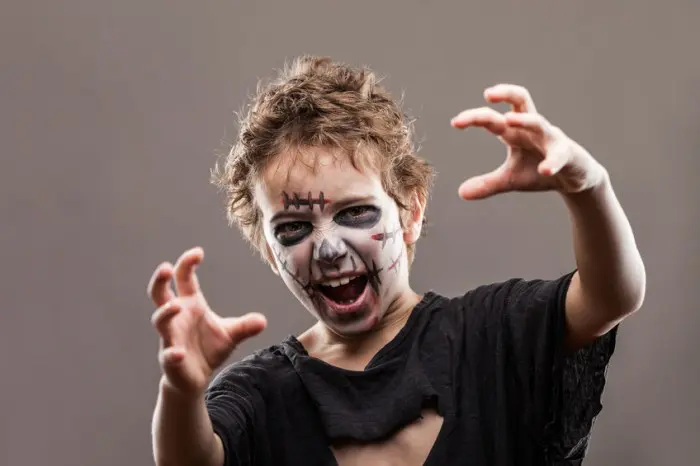 Disfraz casero de zombi niño para Halloween
