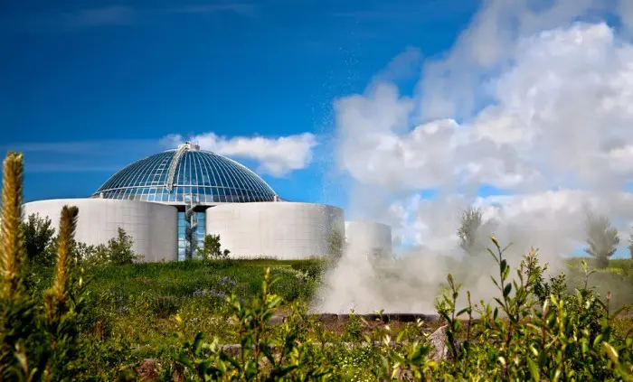 El Perlan y pequeño géiser en Reykjavik, Islandia