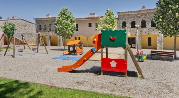 Hotel rural Vilar Rural de Sant Hilari (parque infantil), en Sant Hilari Sacalm, Girona, Cataluña Hotel rural Vilar Rural de Sant Hilari (parque infantil), en Sant Hilari Sacalm, Girona, Cataluña
