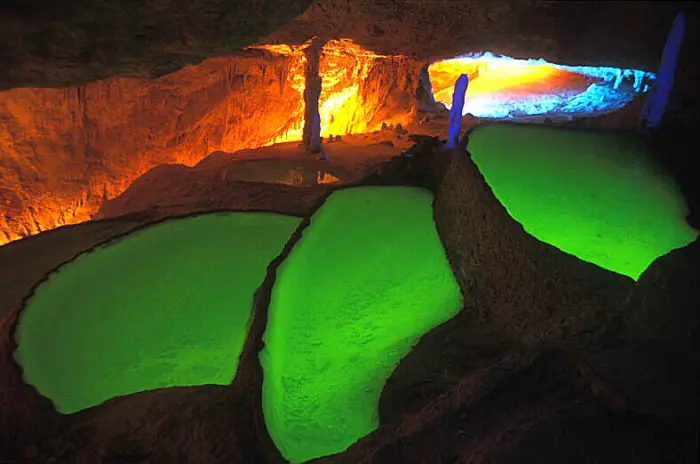 Lagos verdes de la cueva Can Marça, en Ibiza