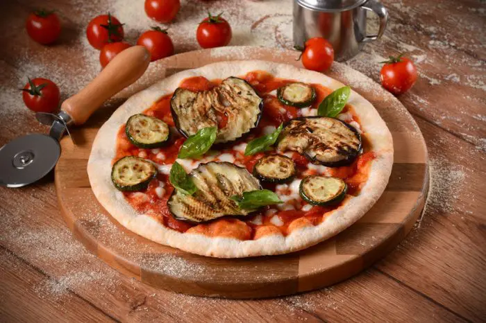 Receta con verduras para niños Pizza vegetal con berenjena y calabacín