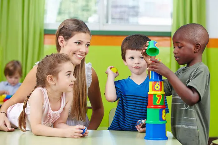 ¿Qué se necesita para ser maestra infantil?