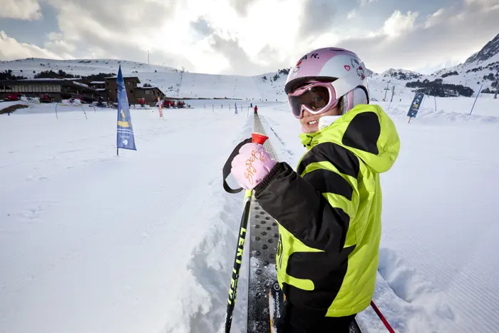 Escuela de esqui para niños en Grandvalira, en Andorra