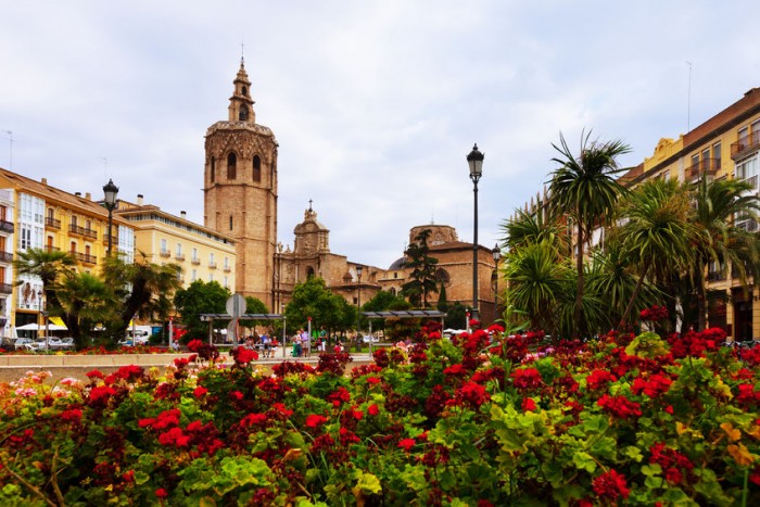 Plaza de la Reina y la Torre del Miguelete de la Catedral de Valencia