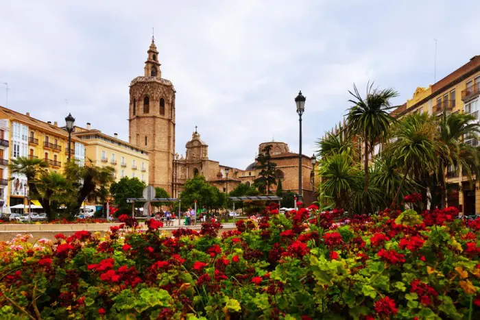 Plaza de la Reina y la Torre del Miguelete de la Catedral de Valencia