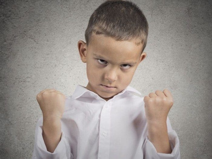 Un niño enfadado debe aprender a regular sus emociones con tu ayuda