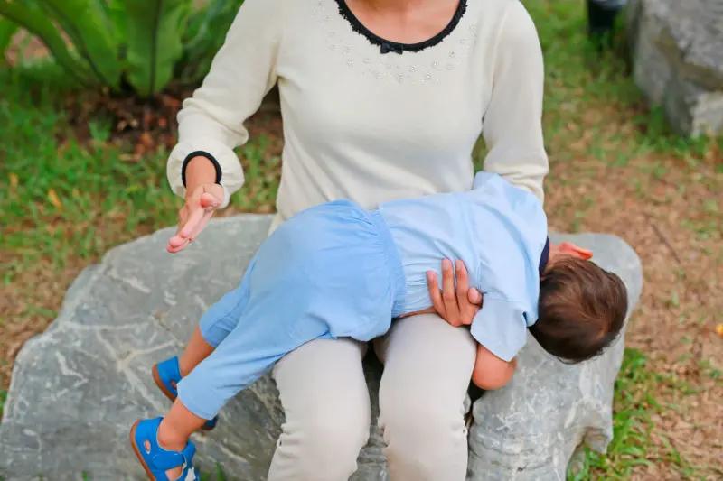 cachetes y nalgadas niño