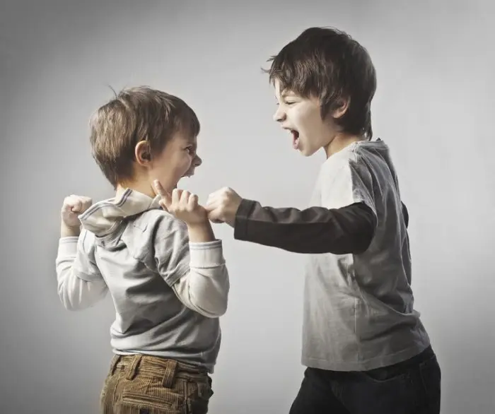 Educar a los niños para tener buenas habilidades de resolución de conflictos en la vida