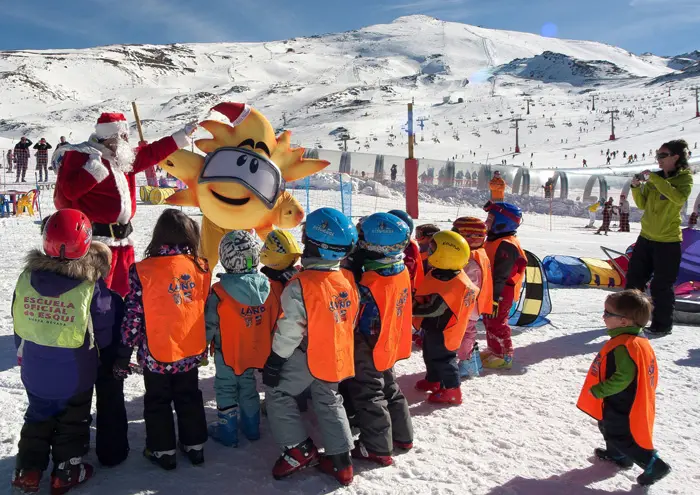 Esquiar en la Sierra Nevada. Planes para hacer con niños en Navidad