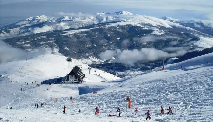 Fin de semana en la nieve La Molina, en Girona, Cataluña 