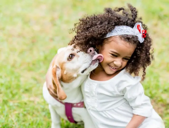 Los beneficios de las mascotas para los niños