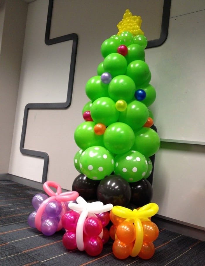 Manualidad de decoración Navideña de Árbol de Navidad con globos
