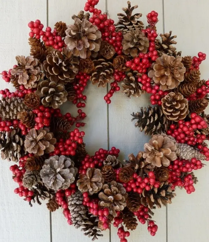 Manualidad de decoración navideña de Guirnalda con piñas de pino secas