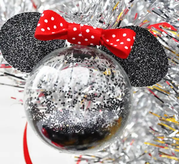 Manualidad infantil de Navidad Bolas navideñas de Minnie