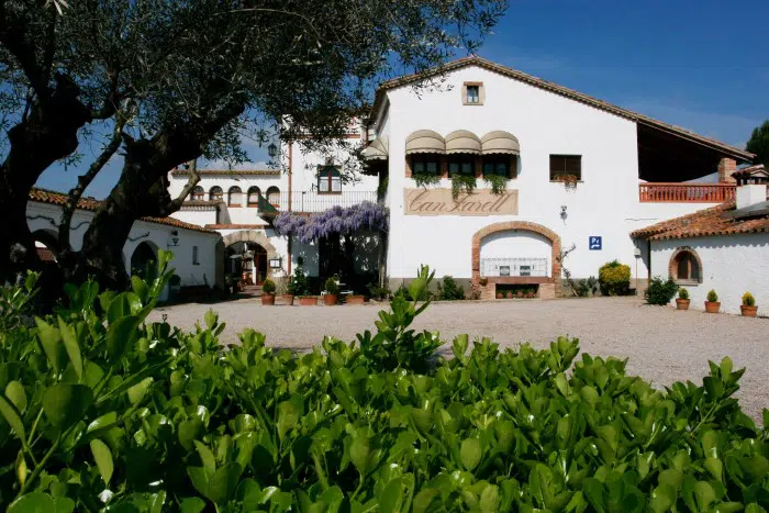 Masia Restaurante Can Farell, en Santa Eulàlia de Ronçana, Barcelona, Cataluña