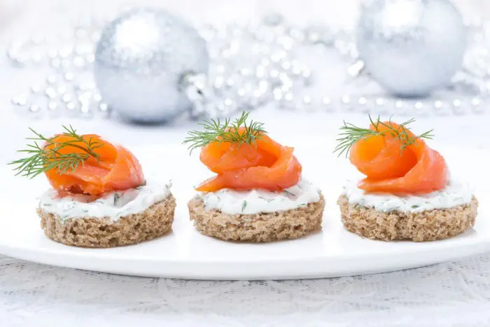 Menú de Nochevieja Aperitivo - Canapé de salmón con queso crema y miel