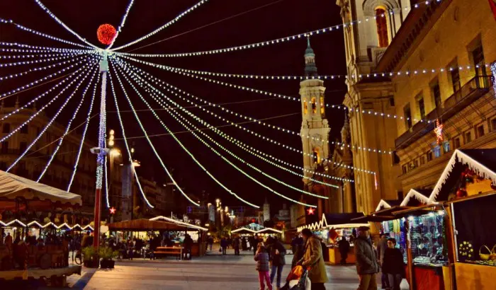 Mercadillo de Navidad en la Plaza del Pilar, en Zaragoza