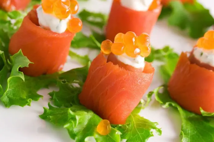 Receta de canapé de minirollitos de salmón ahumado rellenos para navidad