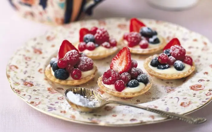 Receta de canapé de queso brie caliente con frutos rojos para navidad