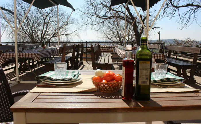 Terraza del restaurante Vinya Nova, en El Bruc, Barcelona, Cataluña