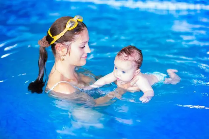 5 beneficios de la natación en bebés