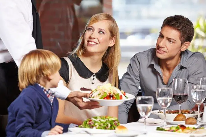 Consejos para entretener a un niño en un restaurante