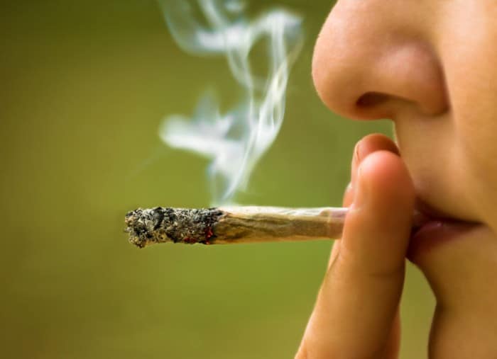 Cosas falsas que los adolescentes creen ciertas de la marihuana