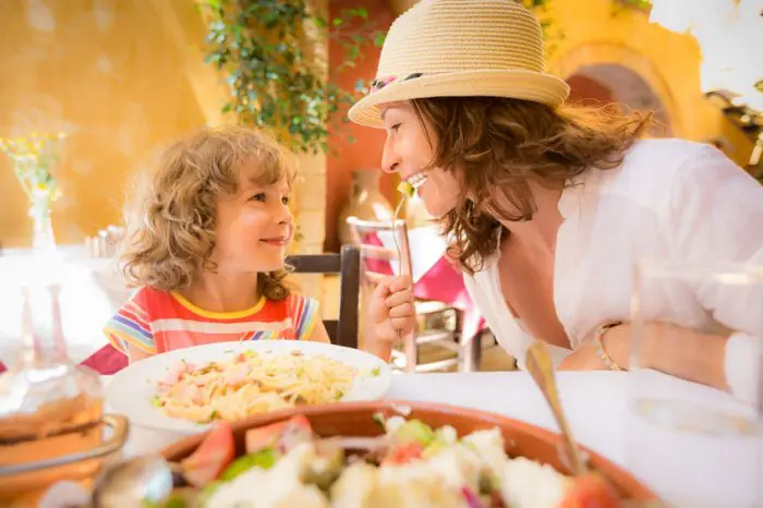 Ideas para que los niños se entretengan en restaurante