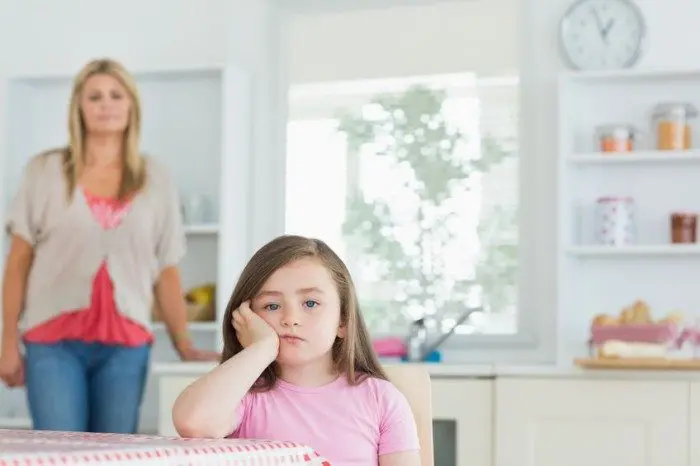 Los niños se portan peor con mamá