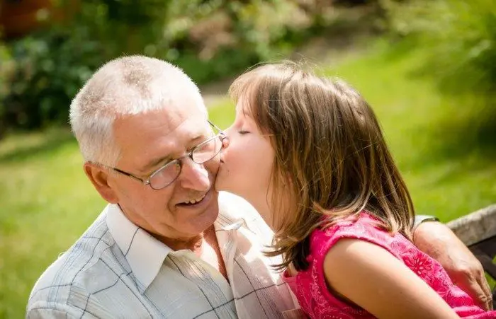 Niños besos abrazos