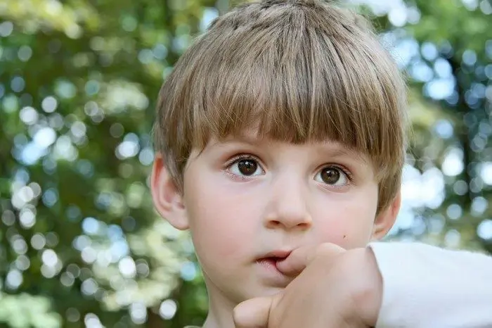 Niños muerden uñas