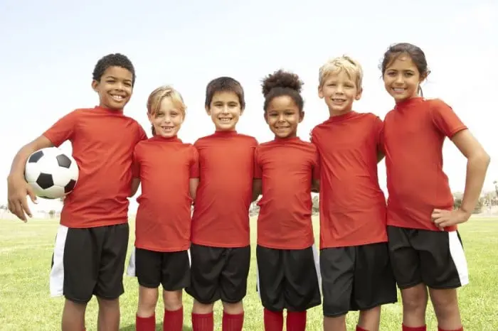 Qué aprenden tus hijos en los deportes de equipo