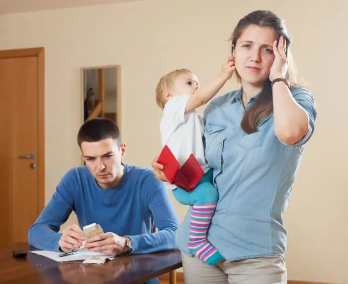 parejas discuten cuando son padres