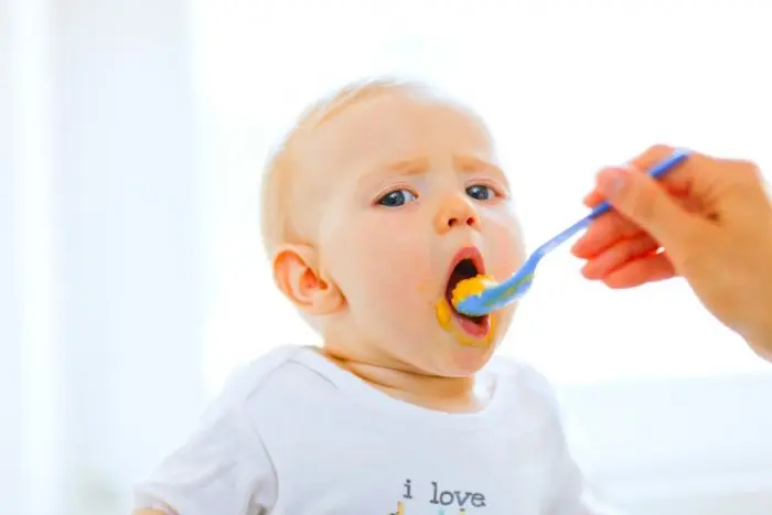 10 alimentos que quedan prohibidos en bebés antes de los 24 meses