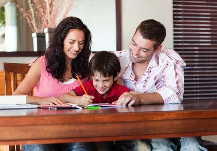 Errores de los padres cuando hacen deberes con sus hijos