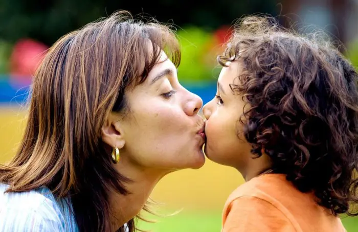 Besar en la boca a los hijos