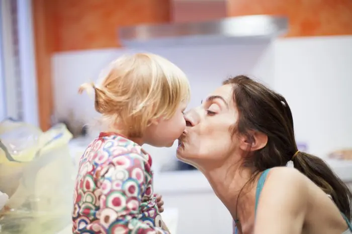 besos en la boca de niños pequeños